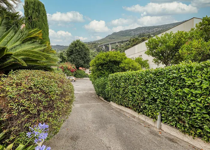 Les Cypres Garavan *