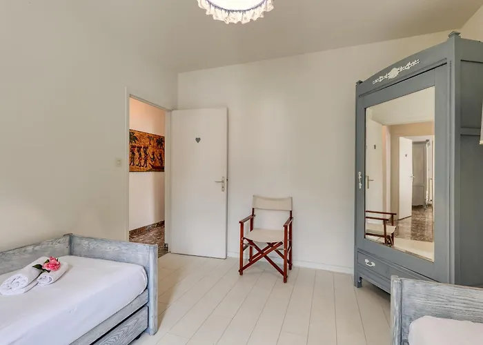 Les Cypres Garavan *